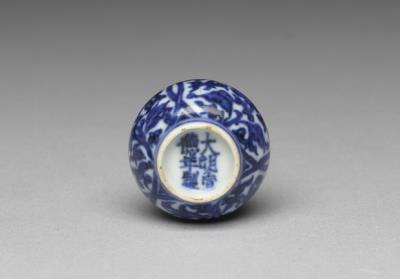 图片[2]-Vase with floral design and Xuande reign mark in underglaze blue, Qing dynasty (1644-1911)-China Archive